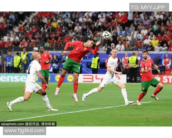 足球明星意外被拽裤子现场尴尬瞬间引发球迷热议与欢笑